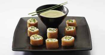 MAKIS SAUMON ET RAVIOLES CAPPUCCINO AUX CONDIMENTS