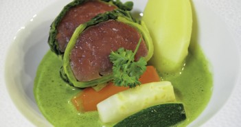 POT-AU-FEU DE CHEVREUIL, PURÉE LÉGÈRE DE CÉLERI AU BOUILLON DE CHEVREUIL ET AUX HERBES