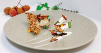 Salade de riz croustillant au basilic sauvage, letchis et fromage frais