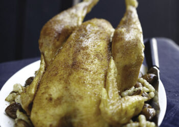 CHAPON FERMIER DES LANDES RÔTI AUX MARRONS ET PAIN D’ÉPICES