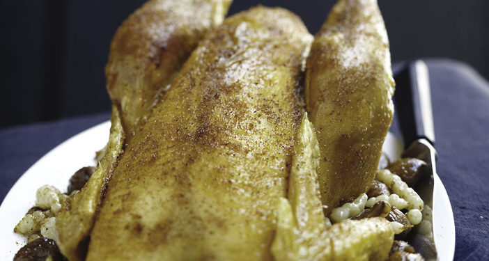 CHAPON FERMIER DES LANDES RÔTI AUX MARRONS ET PAIN D’ÉPICES