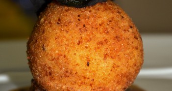 CROUSTILLANT DE POMMES DE TERRE NICOLAS : COEUR COULANT DE COURGETTES A LA TRUFFE NOIRE, SAUCE PERIGEAUX