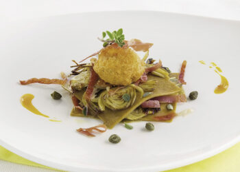 PÂTES À LA RÉGLISSE AU JAMBON DE PARME, ARTICHAUTS CÂPRES SÉCHÉES ET JAUNE D’OEUF FRIT