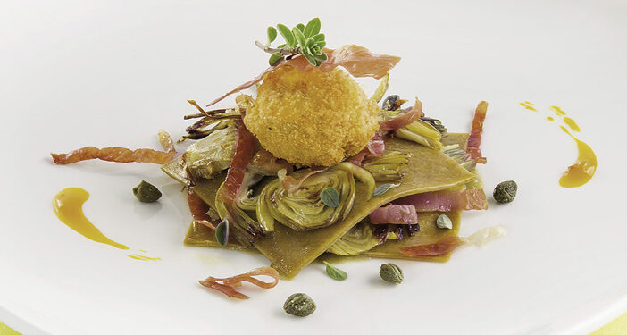 PÂTES À LA RÉGLISSE AU JAMBON DE PARME, ARTICHAUTS CÂPRES SÉCHÉES ET JAUNE D’OEUF FRIT