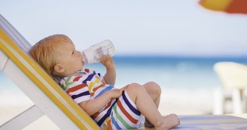 BÉBÉ À LA PLAGE