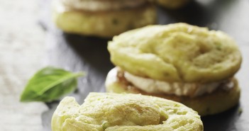 MACARONS DE QUENELLES AU FROMAGE FRAIS ET TOMATES CONFITES