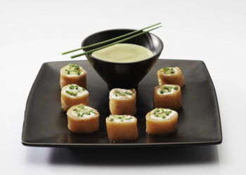 MAKIS SAUMON ET RAVIOLES CAPPUCCINO AUX CONDIMENTS