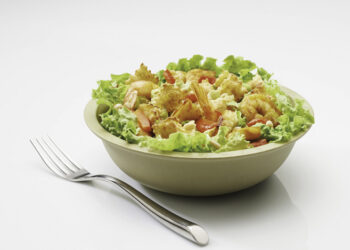 SALADE DE RAVIOLES AUX PIQUILLOS ET GAMBAS