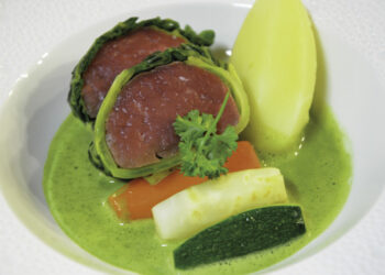 POT-AU-FEU DE CHEVREUIL, PURÉE LÉGÈRE DE CÉLERI AU BOUILLON DE CHEVREUIL ET AUX HERBES