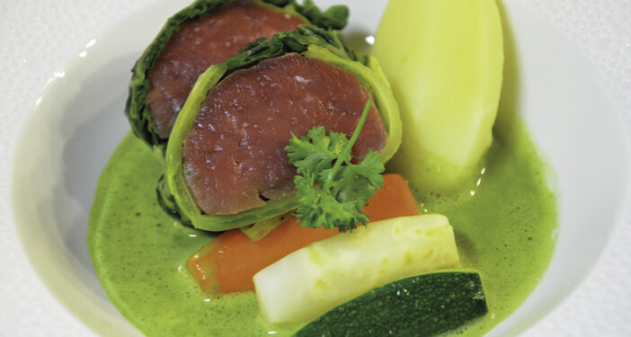 POT-AU-FEU DE CHEVREUIL, PURÉE LÉGÈRE DE CÉLERI AU BOUILLON DE CHEVREUIL ET AUX HERBES