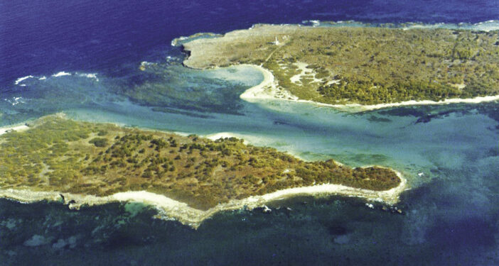 LE PHARE DE TERRE-DE-BAS DE LA PETITE-TERRE