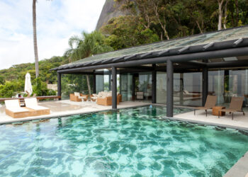 Transparence et végétation luxuriante à Rua Iposeira