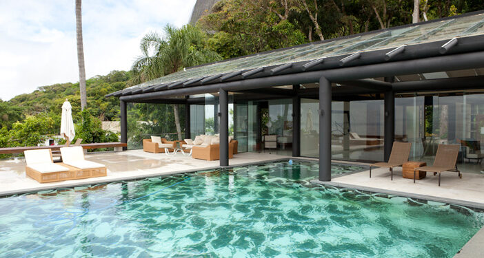 Transparence et végétation luxuriante à Rua Iposeira