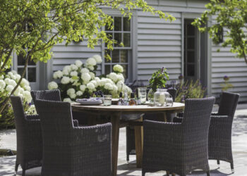 UNE BELLE TABLE DE JARDIN