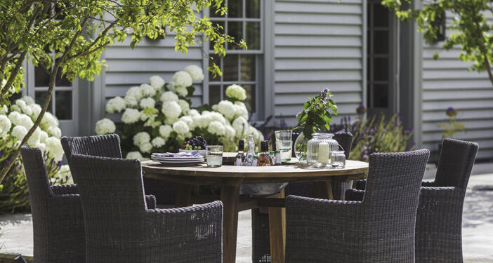 UNE BELLE TABLE DE JARDIN