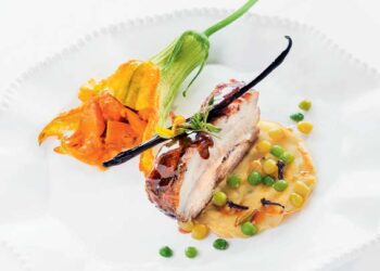 TRAVERS DE PORC SAUCE MIEL-ÉPICES CRÊPE AUX POIS D’ANGOLE, FLEUR DE GIRAUMON FARCIE