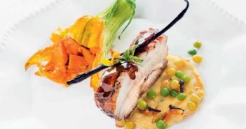 TRAVERS DE PORC SAUCE MIEL-ÉPICES CRÊPE AUX POIS D’ANGOLE, FLEUR DE GIRAUMON FARCIE