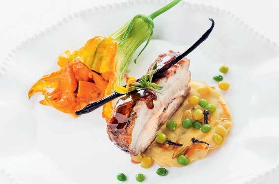 TRAVERS DE PORC SAUCE MIEL-ÉPICES CRÊPE AUX POIS D’ANGOLE, FLEUR DE GIRAUMON FARCIE