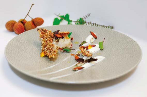 Salade de riz croustillant au basilic sauvage, letchis et fromage frais par le Chef Thibault Barbafieri