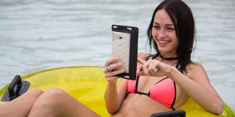 Une housse étanche pour smartphone et tablette