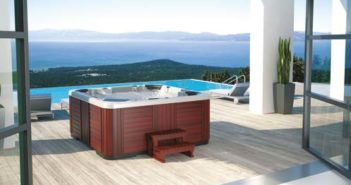 Envie de se rafraîchir ? Trouvez le juste compromis entre la piscine et le spa !