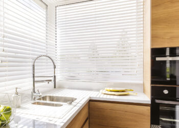 STORE INTÉRIEUR OU EXTÉRIEUR : QUELLE PROTECTION SOLAIRE CHOISIR POUR SA MAISON