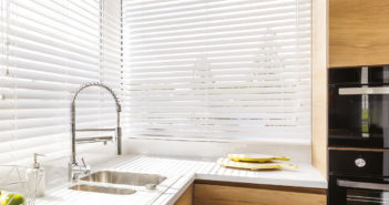 STORE INTÉRIEUR OU EXTÉRIEUR : QUELLE PROTECTION SOLAIRE CHOISIR POUR SA MAISON