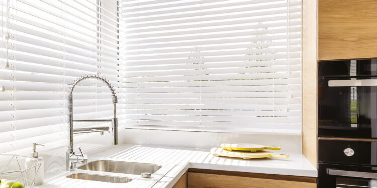 STORE INTÉRIEUR OU EXTÉRIEUR : QUELLE PROTECTION SOLAIRE CHOISIR POUR SA MAISON