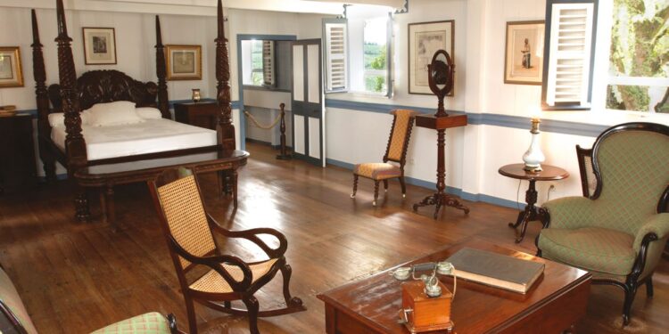 INTÉRIEUR CRÉOLE : LA SALLE À COUCHER