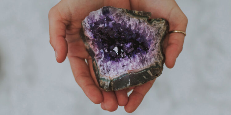 Lithothérapie beauté : des soins précieux aux cristaux