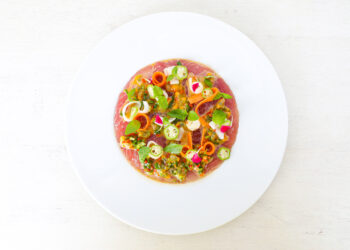 Carpaccio de thon ailes jaunes, vinaigrette maracudja et crudités