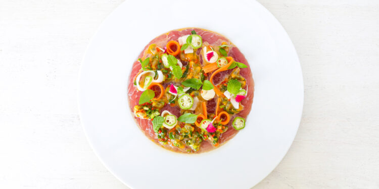 Carpaccio de thon ailes jaunes, vinaigrette maracudja et crudités