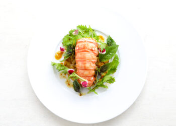 Langouste pochée, bananes sautées au gingembre