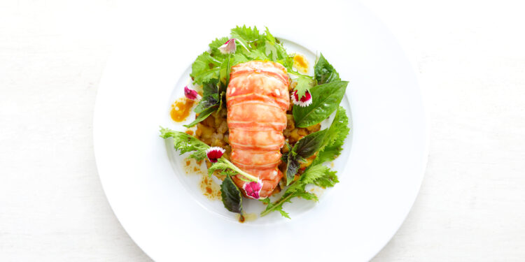 Langouste pochée, bananes sautées au gingembre