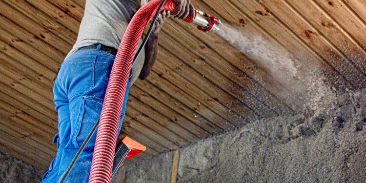 OUATE DE CELLULOSE ET REVÊTEMENT THERMIQUE Un duo de choc pour une isolation performante !