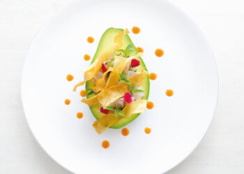 Carangue en tartare, piment et avocat d’ici