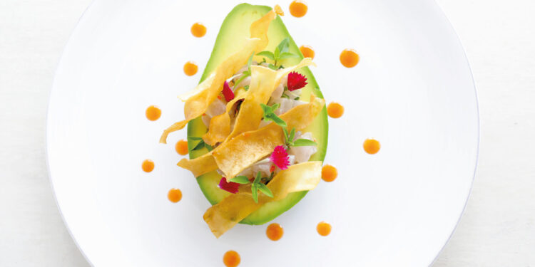 Carangue en tartare, piment et avocat d’ici
