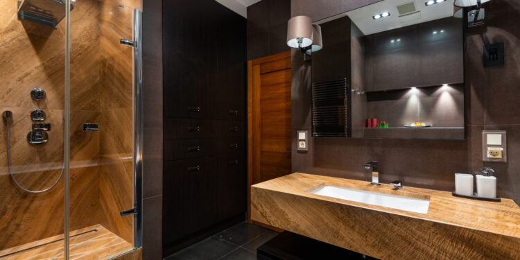 Salle de bain, le match baignoire-douche