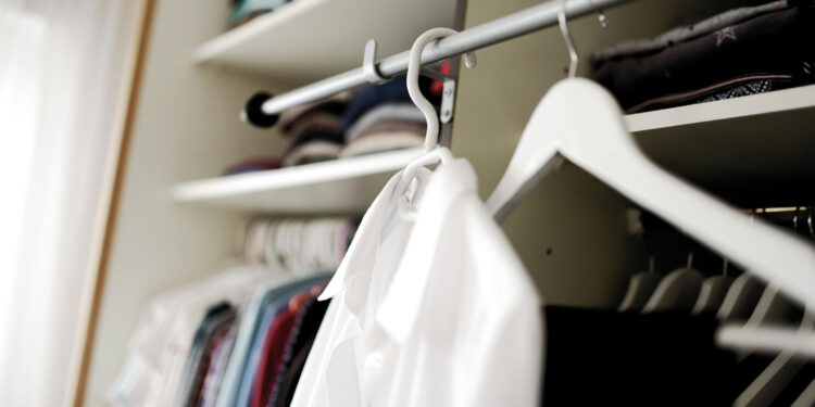 Dressings et rangements, un intérieur au cordeau