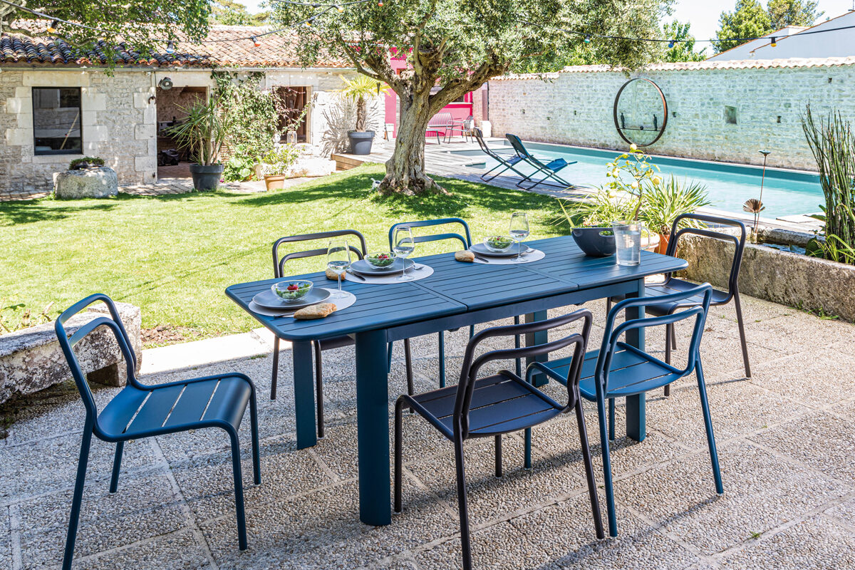 Table-Eos--130-180-bleu-+-6-chaises-Eos-graphite-et-bleu