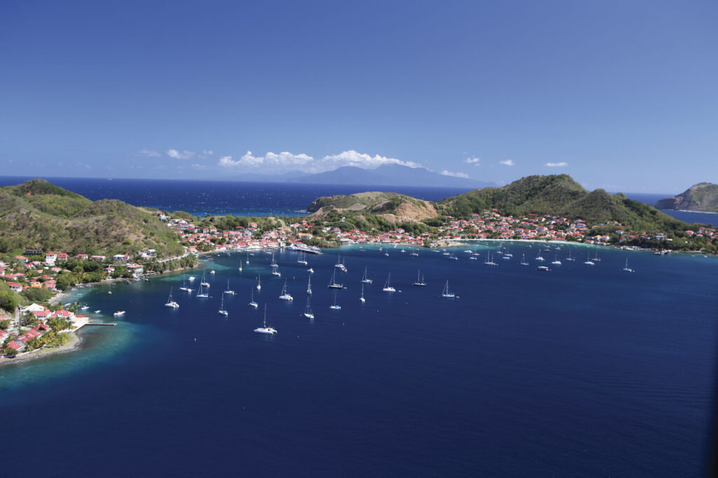 Baie des Saintes en Guadeloupe, voiliers au mouillage et village de Terre-de-Haut