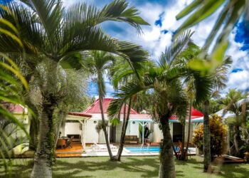 Villa avec piscine et bungalow à vendre à Bouillante, Guadeloupe : visite en vidéo