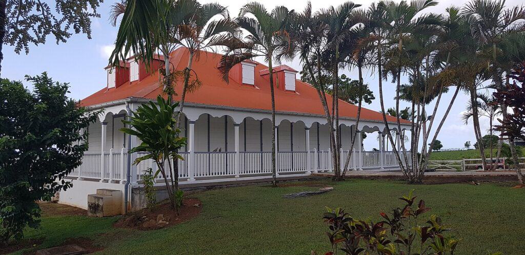 Habitation La Ramée à Sainte-Rose : bardage bois peint et galerie à arcades, Guadeloupe