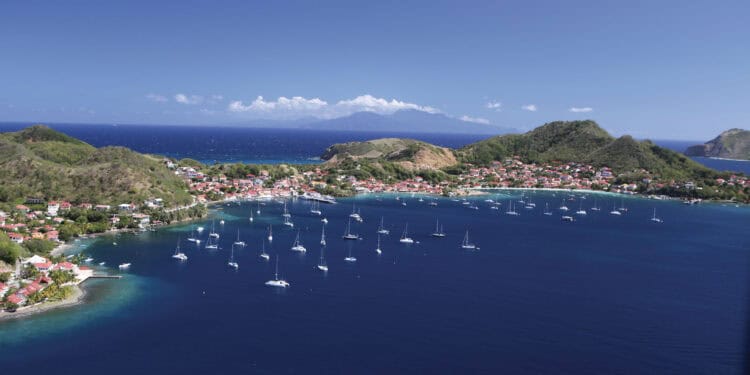 Vue sur la Baie des Saintes en Guadeloupe, destination d'investissement immobilier