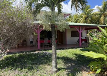 Villa Nogent à Sainte-Rose en Guadeloupe, véranda créole et jardin tropical