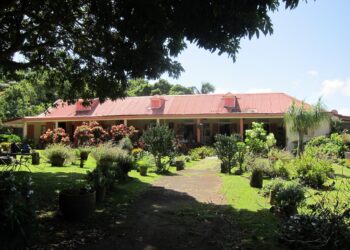 Vue de l’Habitation de l’Enclos à Saint-Claude, Guadeloupe, dans son jardin tropical