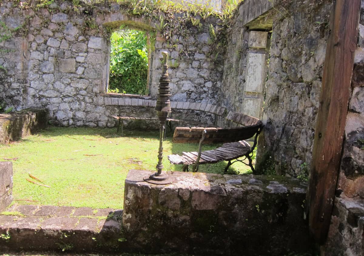 Pièce en ruine aux murs de pierre dans le jardin de l’Habitation de l’Enclos