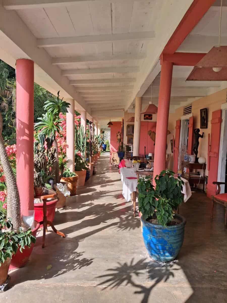 Galerie créole à huit colonnes de l’Habitation de l’Enclos à Saint-Claude