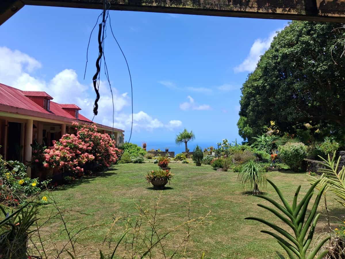 Jardin de l’Habitation de l’Enclos descendant vers la mer des Caraïbes