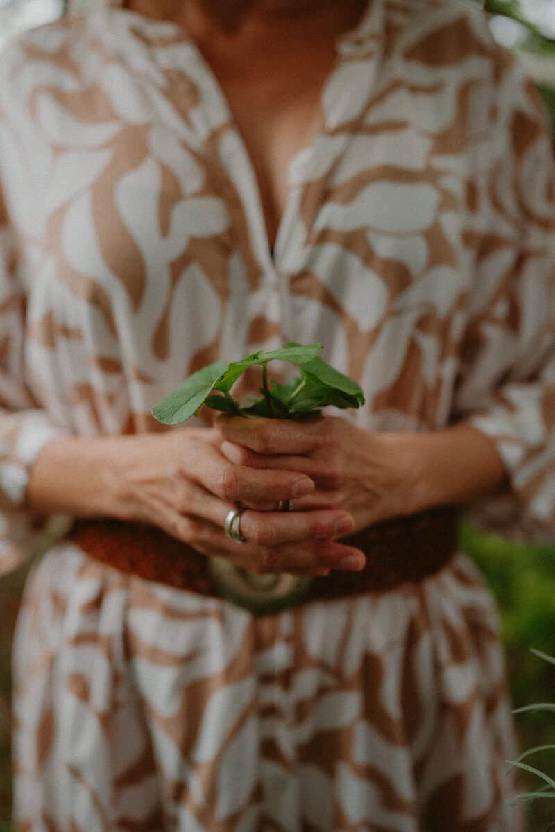 Sabrina avec les plantes